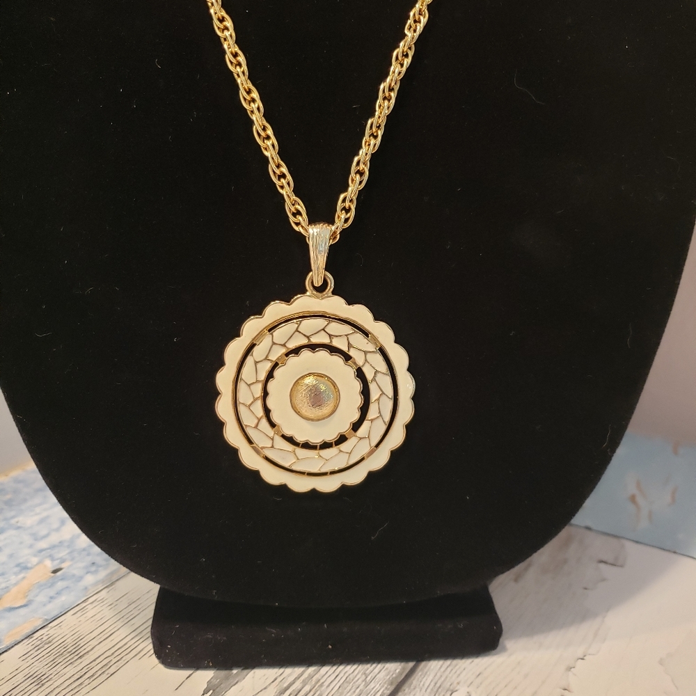 Vintage Cream/Gold Pendant Necklace